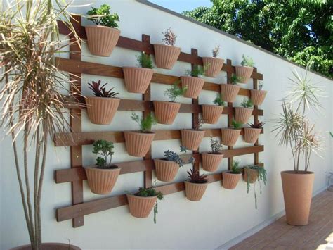 composicion de macetas en un muro Vertical Garden Design, Vertical Herb ...