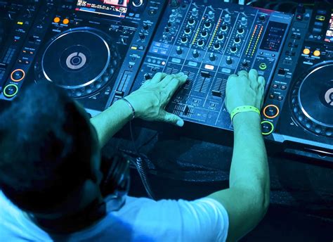 Free DJ Lessons: How to use a DJ Mixer | DJ Equipment Reviews