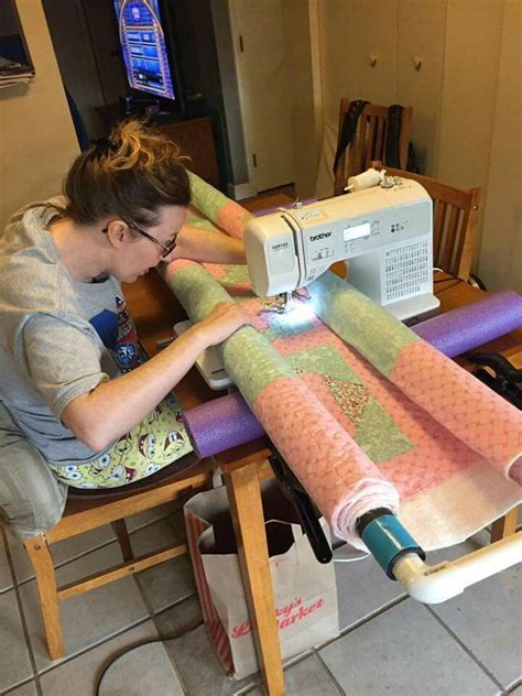 Making your own portable quilt frame is easy and i... - #Easy #Frame #machine #m... Colchas ...