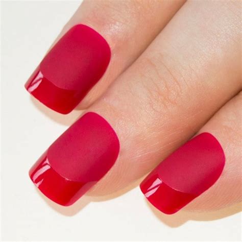 unghie rosse, una versione originale della classica french manicure ...
