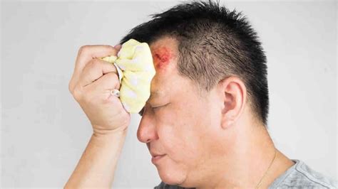 Head injury causes, types, when to worry, assessment & head injury treatment