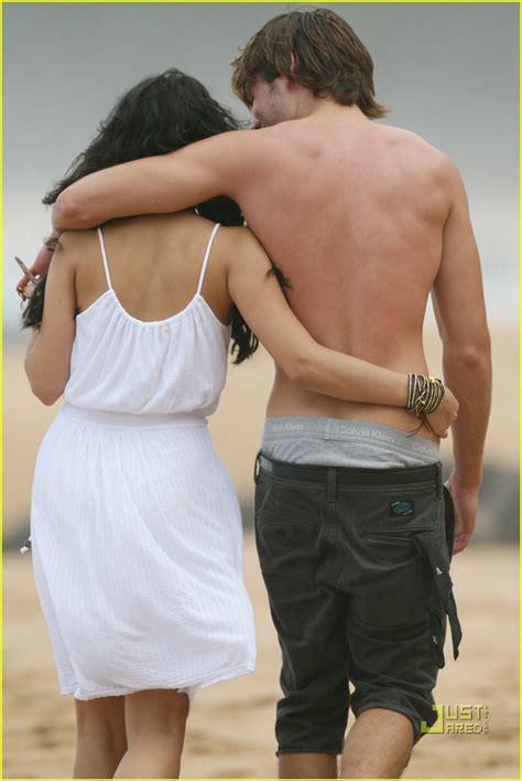 Zac & Vanessa's Hawaii Wedding: Photo 1507591 | Shirtless, Vanessa Hudgens, Zac Efron Photos ...