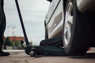 Tire technician lifting a car with a car jack | Ivan Radic | Flickr
