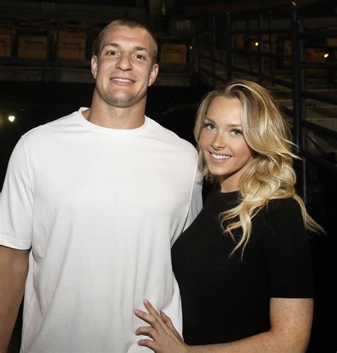 Camille Kostek grabs on-field photo — and on-field kisses — with Rob Gronkowski - The Boston Globe