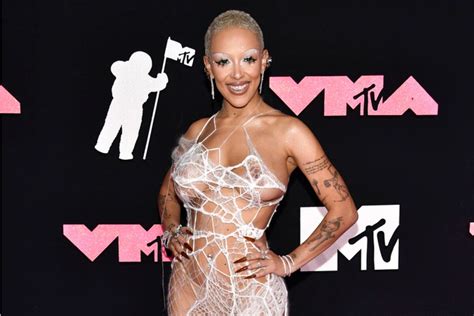 Doja Cat steals the spotlight at the 2023 MTV VMAs with sheer spider web dress | Marca