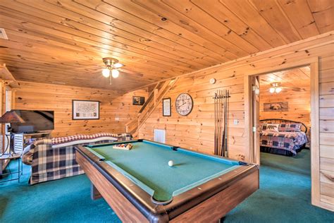 Quaint Sevierville Cabin W/ 2-tier Deck & Hot Tub! in Sevierville w/ 2 BR (Sleeps6)