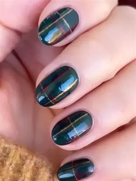 10 Short Christmas Nail Designs to Try This December - papadpizza
