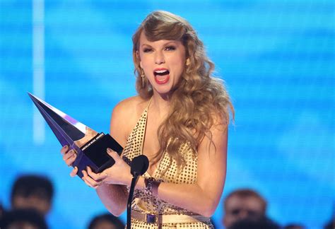 Taylor Swift bij American Music Awards opnieuw uitgeroepen tot artiest van het jaar | Foto | bd.nl