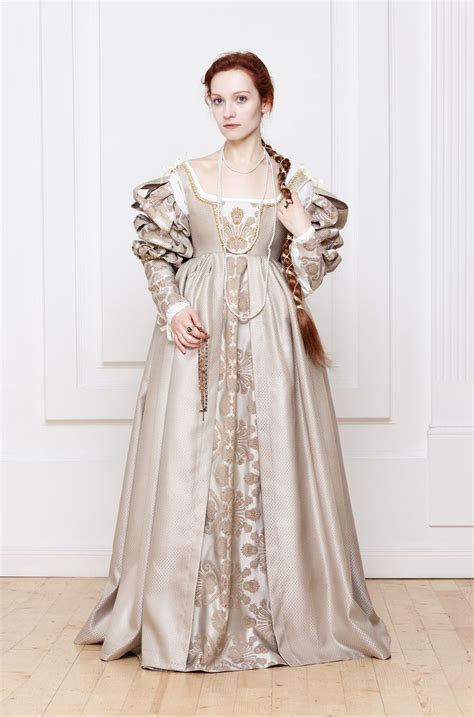 Renaissance Italian woman dress 15th 16th century by RoyalTailor Lucrezia Borgia Renaissance D ...