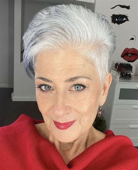 Pin by Eveling Charlotte Escorcia May on MADUREZ CON GLAMUR | White hair beauty, Grey hair don't ...