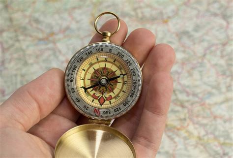 Retro compass on map - Creative Commons Bilder