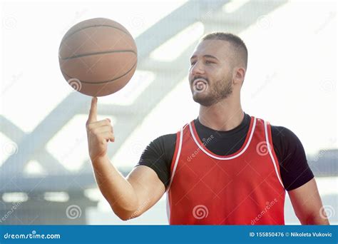 Joueur De Basket-ball Tournoyant Sur Le Doigt Photo stock - Image du ...