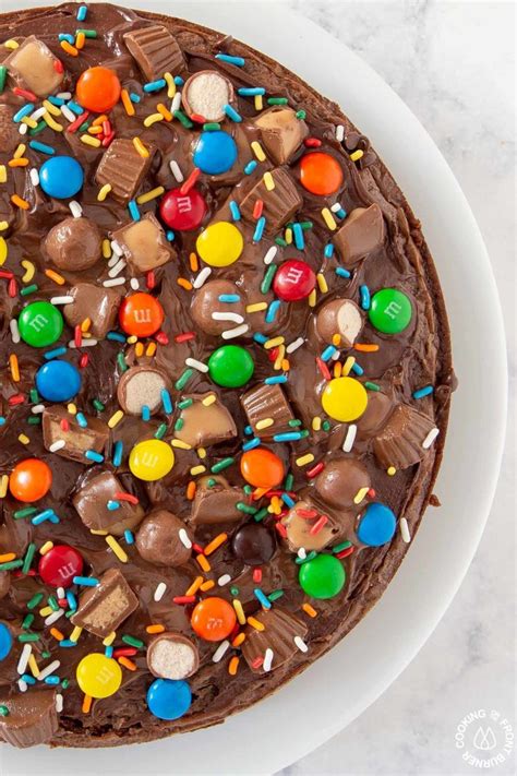 Candy Brownie Pizza | Recipe | Sweet pizza, Chocolate pizza, Yummy food ...