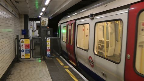 London Underground Circle Line Arriving & Departing Victoria Station - YouTube