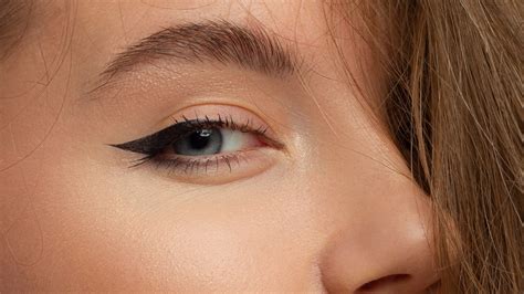 A Makeup Artist's Easy Hack For A Perfect Winged Liner