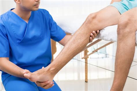 Physiotherapist training rehab exercise to broken leg patient | Premium Photo