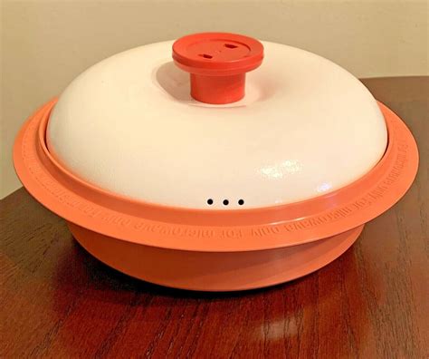 COOKER FOR MICROWAVE OVEN W/LID. ORANGE & WHITE