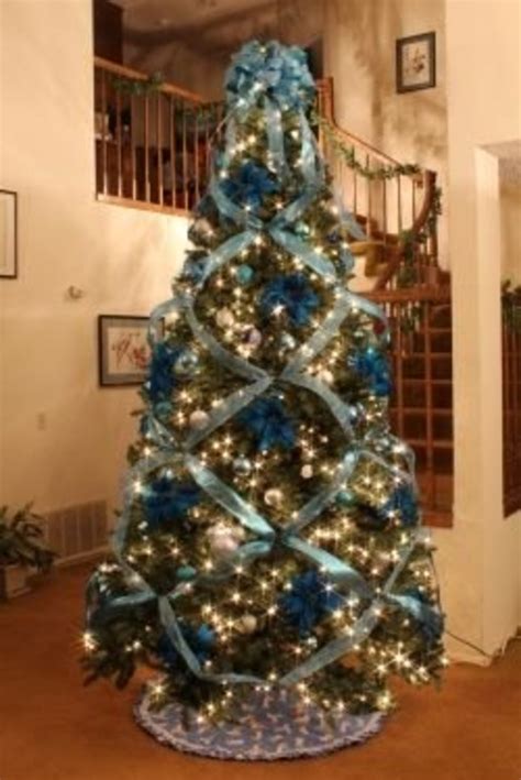 How to Crisscross Ribbons on a Christmas Tree - Holidappy