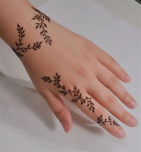 22 Floral Henna Patterns Inspired by Nature : Henna on Wrist & 1st Finger I Take You | Wedding ...