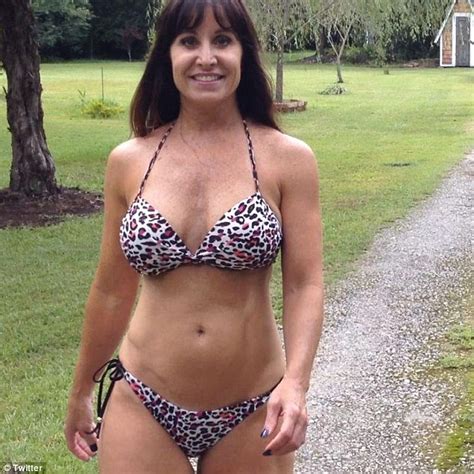 Farm Girl Jen makes $100k a year by sharing flirty videos of herself in ...