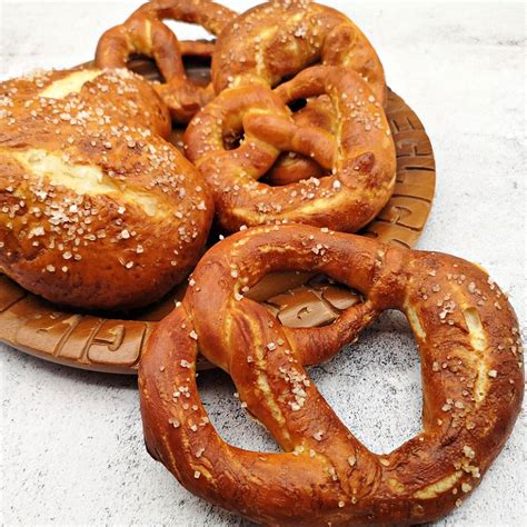 German Pretzel Recipe (without lye) – Omas Soft Bavarian Laugenbrezel