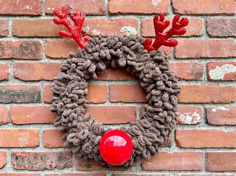 Quick DIY Yarn Reindeer Wreath: Rudolph The Red-Nosed Reindeer – Homebuyer Weekly