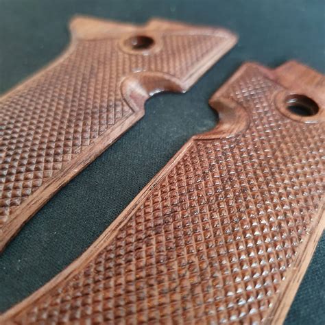 Classic V2 Walnut - Beretta 80X Cheetah Grips