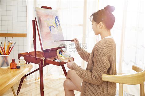 文艺美女在家画油画高清图片下载-正版图片501563108-摄图网