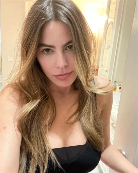 Sofía Vergara Posts an Extra Cheeky Thong Pic, and People Are Wondering About One Thing – 1st News