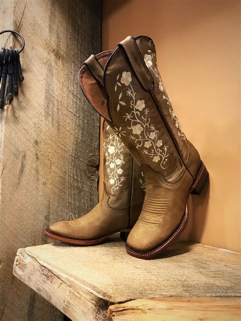 Pin by Carissa Hodgdon on Boots | Cute cowgirl boots, Country shoes boots, Cowboy boots women