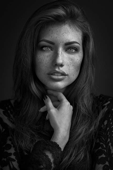 Pin by Oscar GM on Svetlana Grabenko | Photography poses women, Portrait, Black and white portraits