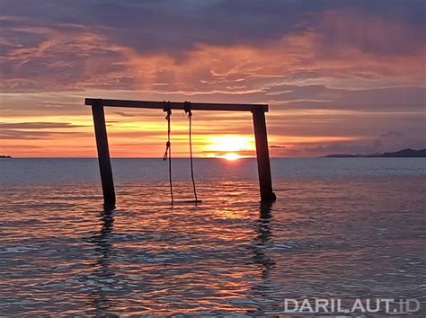 Sunset Berjenjang Dari Pulo Cinta di Teluk Tomini - Dari Laut