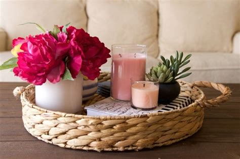 Wie man einen Tisch einrichtet und für den Urlaub schmückt | Coffee table decor living room ...