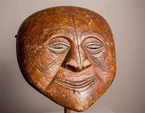 Songye Wood Panel mask | Wood paneling, Novelty lamp, Paper lamp