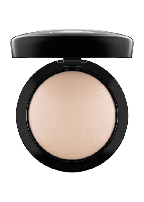 Best Powder Highlighter For Glowy Skin All Summer Long | StyleCaster