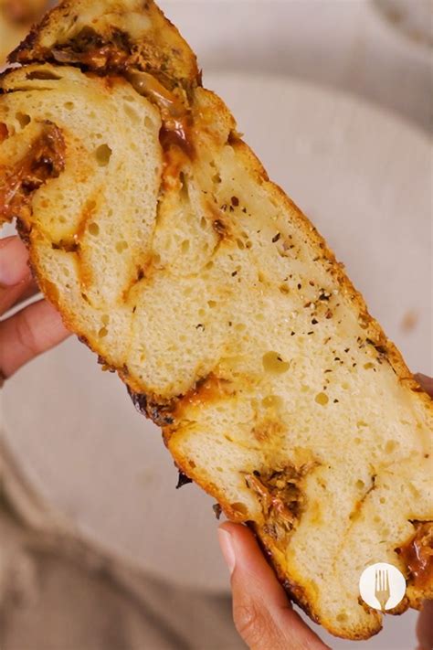 Who doesn’t love a cheesy stuffed braai bread recipe? This Cheesy ...