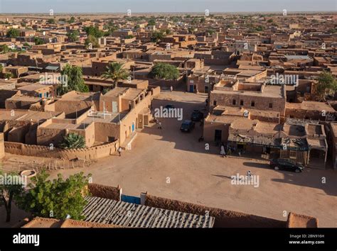 Agadez, Niger : traditional mud African architecture city center view ...