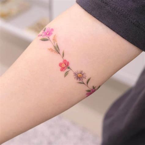 Discover 57+ flower minimal tattoo latest - in.cdgdbentre