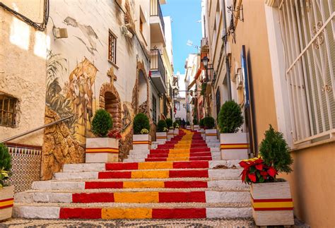 Discover the beautiful winding streets of Alicante Old Town | KAYAK