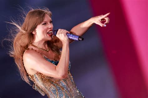 Taylor Swift Looks Strikingly Similar To THIS Singer's Mother And Fans Are Going Wild [LOOK ...
