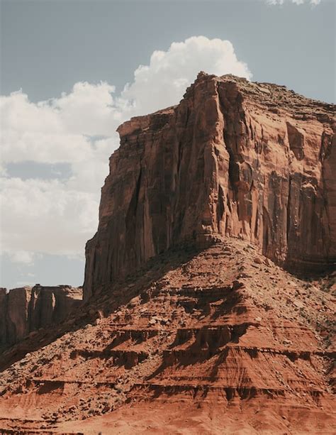 Free Photo | Vertical shot of the monument valley in oljato-monument, usa