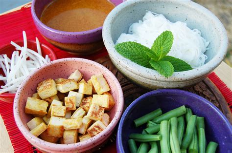 Spicy Coconut Laksa with Green Beans, Fried Tofu & Bean Sprouts (Kari Laksa)