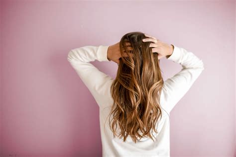 Dandruff vs head lice and nits: What’s the difference? - Hairforce