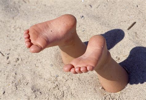 Child´s feet in sand – License image – 70303841 lookphotos