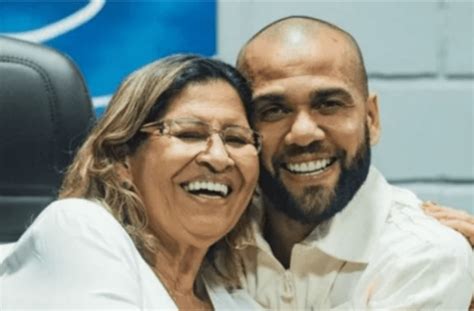 Família de Daniel Alves celebra liberdade do ex-jogador