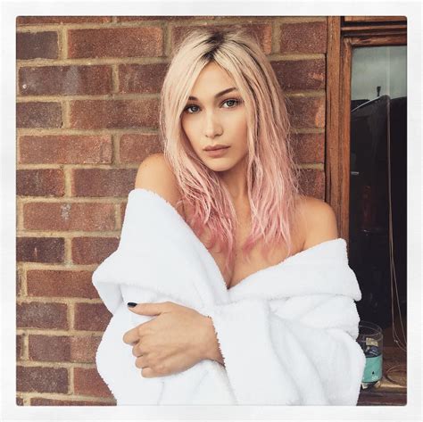 Bella Hadid's Hair Is Now Blonde With Pink Highlights | Blonde with pink, Pastel pink hair, Pink ...