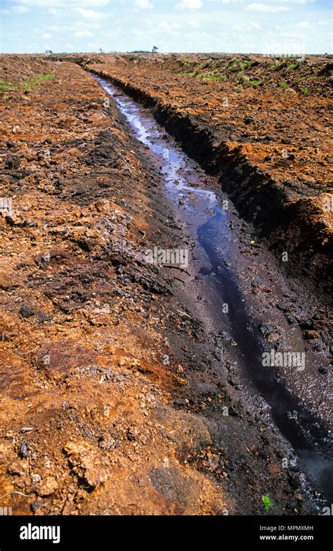 Peat extraction ireland hi-res stock photography and images - Alamy