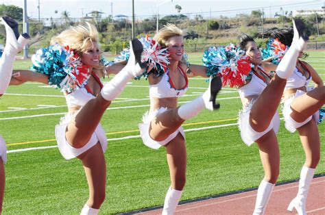 File:Miami Dolphins cheerleaders visit Guantanamo -k.jpg