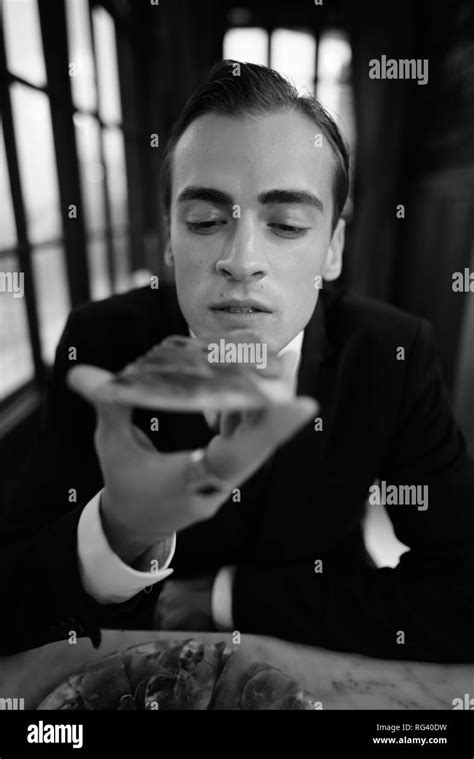 Man eating pizza black and white hi-res stock photography and images - Alamy