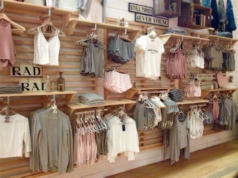 Decora tu tienda con las mejores perchas. Visita www.mimaniqui.es | Decorar tiendas de ropa ...